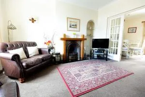 WILLOW COTTAGE - Cost 3 Bed Cottage in Penrhyn Bay with Sea Views with Access to Snowdonia - Llandrillo-yn-Rhôs
