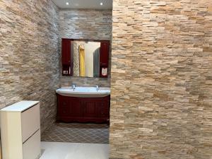 شقة ارضية بمدخل مستقل غرفة وصالة النرجس 2