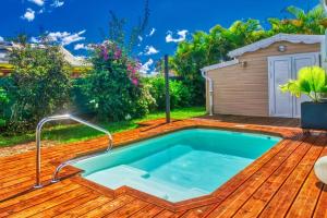 Villa Domi des Caraïbes confortable avec une piscine chauffée, une citerne tampon, accès Netflix, adaptée pour l'accueil de jeunes enfants avec une piscine sécurisée et des jouets - Vily, Lamentin