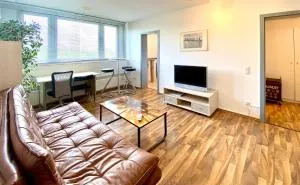 DOMspitzen-BLICK, cooles 2 Zimmer Apt mit Indoor-Swimmingpool auf dem Dach, Küche und Smart-TV - Langenfeld