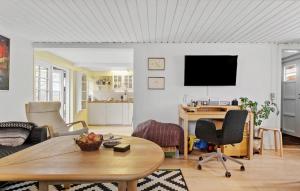 2 Bedroom Amazing Home In Øster Ulslev