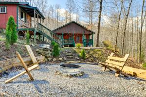 obrázek - Smoky Mountain Cabin with Camping Area and Fire Pit!