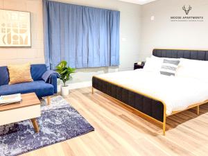 The Moose #12 - Brand New Modern Luxe Loft with Free Parking, King Bed & Fast WiFi