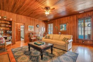 Pineapple by the Sea, 3 BR home, STEPS to Beach