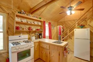 Blue Ridge Hideaway! Cabin with Hot Tub and Views