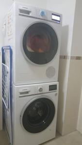 Bright by Trade Fair ICM 15 min direct to City Center 2-BedRoom full 2-BathRoom, free Parking, Balcony, Family and Business friendly