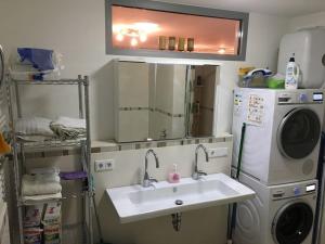 Bright by Trade Fair ICM 15 min direct to City Center 2-BedRoom full 2-BathRoom, free Parking, Balcony, Family and Business friendly