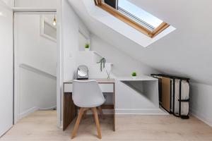 Central & Modern 1 Bed Apartment - 3min to Train Station & Sleeps 4 - The Holloway Suite - Mid-Long Term Stays