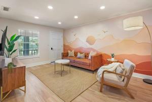 Fido Friendly Condo Sun and Fun Walk to DT Free Parking