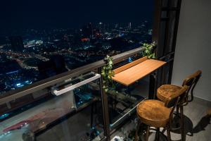 Skyscraper 65 KL Highest Outdoor Bathtub Luxury Lavish Designer Suite Penthouse Lv65