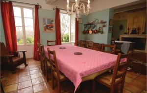 Maisons de vacances Awesome Home In Arles : photos des chambres