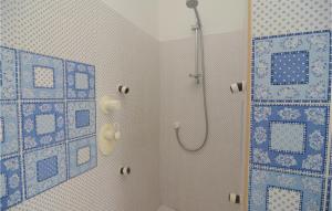 Maisons de vacances Awesome Home In Arles : photos des chambres