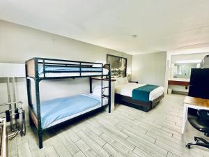 Quadruple Room - Non-Smoking room in Howard Johnson by Wyndham Flagstaff I-40 East Lucky Lane