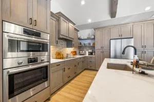 New Mountain Bluebird - walk to lake, golf, and town - game rm - family friendly - sleeps 14 - Crouch