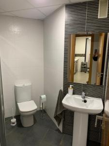 Habitacion privada en piso compartido de dos habitaciones en urbanización con piscina y pista de padel