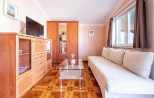 Nice Apartment In Vir With Kitchen