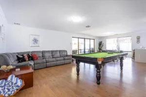 Singleton Impressions - EXECUTIVE ESCAPES - Singleton