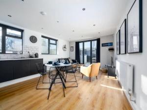 Modern and Bright Home Minutes From Central London - Pass the Keys