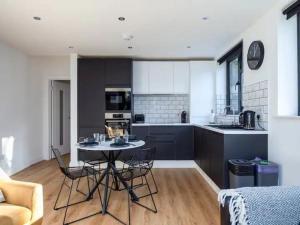 Modern and Bright Home Minutes From Central London - Pass the Keys