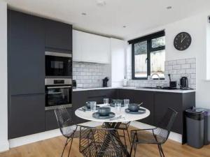 Modern and Bright Home Minutes From Central London - Pass the Keys