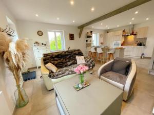 Maisons de vacances Gite tout confort avec terrasse spacieuse, jardin clos et equipements modernes, a 45 mn du Mans - FR-1-381-557 : photos des chambres