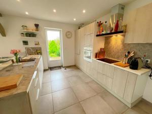 Maisons de vacances Gite tout confort avec terrasse spacieuse, jardin clos et equipements modernes, a 45 mn du Mans - FR-1-381-557 : photos des chambres