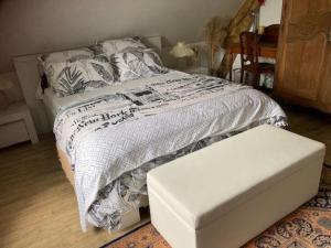 Maisons de vacances Gite tout confort avec terrasse spacieuse, jardin clos et equipements modernes, a 45 mn du Mans - FR-1-381-557 : photos des chambres