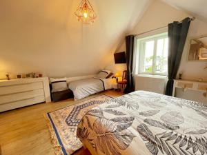 Maisons de vacances Gite tout confort avec terrasse spacieuse, jardin clos et equipements modernes, a 45 mn du Mans - FR-1-381-557 : photos des chambres