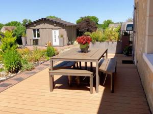 Maisons de vacances Gite tout confort avec terrasse spacieuse, jardin clos et equipements modernes, a 45 mn du Mans - FR-1-381-557 : photos des chambres