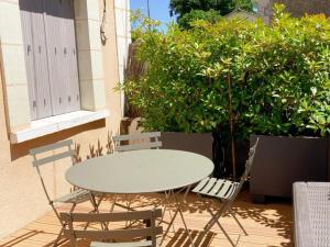 Maisons de vacances Gite tout confort avec terrasse spacieuse, jardin clos et equipements modernes, a 45 mn du Mans - FR-1-381-557 : photos des chambres