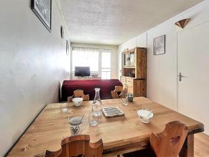 Appartements Appartement lumineux · Ski aux pieds · Centre station · Pres des commerces et ESF - FR-1-267-277 : photos des chambres
