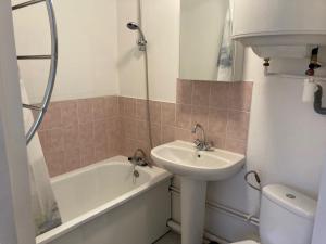 Appartements Agreable 2 pieces avec balcon pres de la plage - 4 pers, calme, stationnement gratuit - FR-1-712-74 : photos des chambres