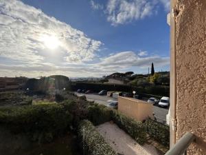 Sainte-Maxime : Appartement lumineux 2 pièces avec parking dans résidence calme - FR-1-226-536