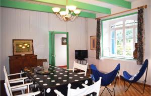 Maisons de vacances Cozy Home In Plourivo With Kitchen : photos des chambres