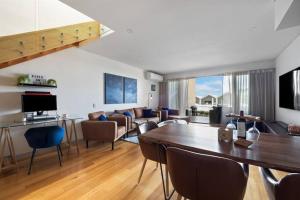 1 x Haven on Seine - luxury apartment overlooking the bay.