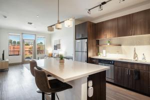 Modern CozySuites on the Town Lake waterfront! 19