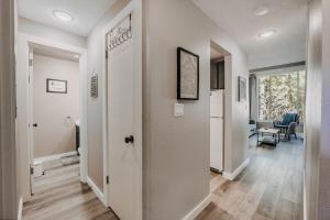 45SW-Fireplace-Dishwasher-Washer Dryer-Sleeps 4 condo