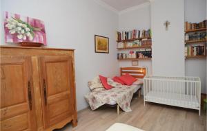 Maisons de vacances Awesome Home In Arles : photos des chambres