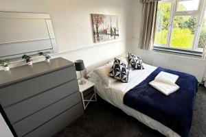 Green Haven Villa - 4BR Spacious House with Hot tub, Ample Parking, Air Condition, WIFI, Netflix, Patio & Garden