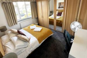 Green Haven Villa - 4BR Spacious House with Hot tub, Ample Parking, Air Condition, WIFI, Netflix, Patio & Garden