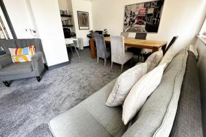 Green Haven Villa - 4BR Spacious House with Hot tub, Ample Parking, Air Condition, WIFI, Netflix, Patio & Garden