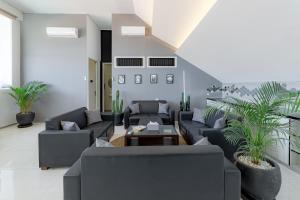 Beautiful Penthouse w incredible views, pool, & cinema room!