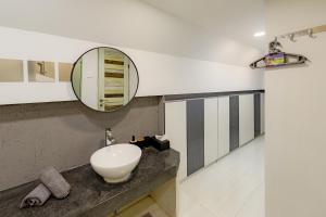 Beautiful Penthouse w incredible views, pool, & cinema room!