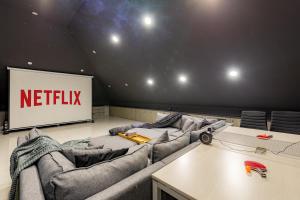 Beautiful Penthouse w incredible views, pool, & cinema room!