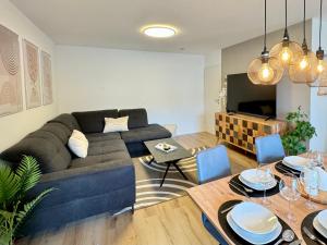 3 Zimmer Apartment, 90 qm, ruhig und zentrumsnah, max 6 Pers, 15 qm Balkon , private Garage, Internet 1000 MBit