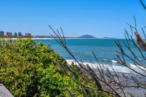 Coastal Chic Apartment - Mooloolaba and Alex