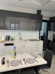 Ivory Style Maisonette near Downtown