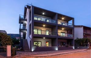 Gorgeous Apartment In Kastel Kambelovac