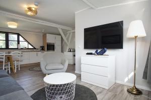 nah am Meer, ruhige Lage, gratis Nutzung vom AHOI Erlebnisbad und Sauna in Sellin - Haus Büdnerstube FeWo 4