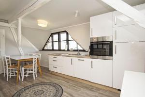 nah am Meer, ruhige Lage, gratis Nutzung vom AHOI Erlebnisbad und Sauna in Sellin - Haus Büdnerstube FeWo 4